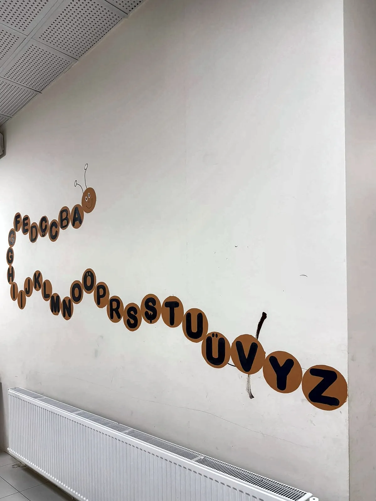 Selvi Özel Eğitim Sincan şubesinde alfabe duvarı