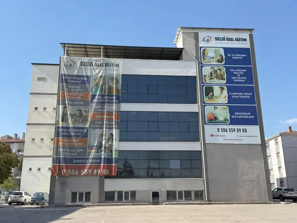Selvi Özel Eğitim Sincan şubesinde binanın arka cephesi ve otoparkı