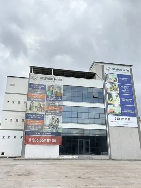 Selvi Özel Eğitim Sincan şubesinde afişli arka cephe