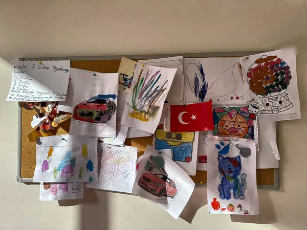 Selvi Özel Eğitim Sincan şubesinde çocuk resimleri panosu