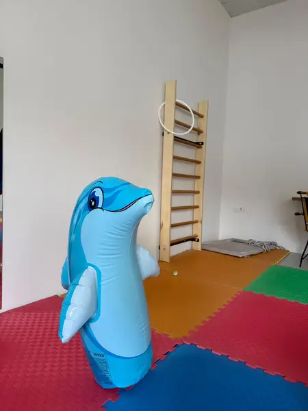 Duyu odasında tırmanma merdiveni ve oyun materyalleri