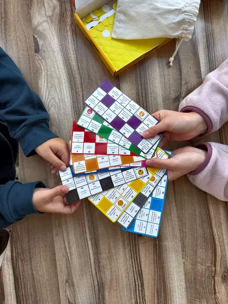 Selvi Özel Eğitim Sincan şubesinde kartlarla eğitim çalışması