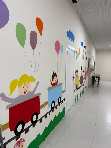 Balon ve tren resimleriyle süslenmiş kurum koridoru