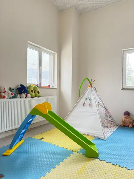 Kaydırak ve oyun çadırı bulunan oyun odası