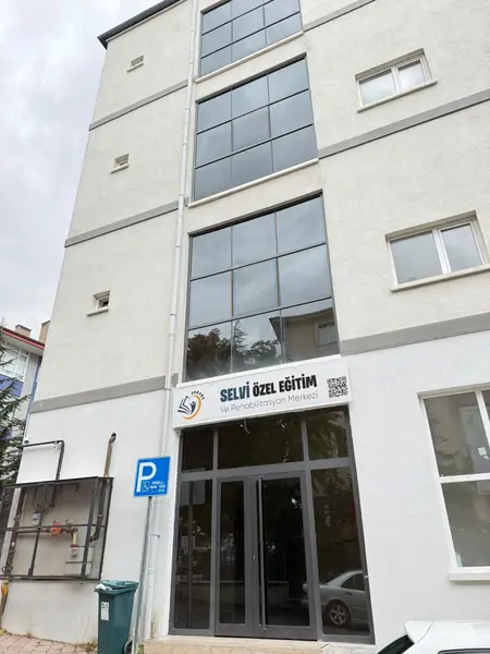 Sincan şubesinin Selvi Özel Eğitim tabelalı girişi