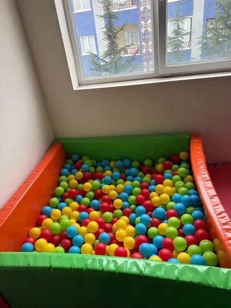 Renkli toplarla dolu top havuzu