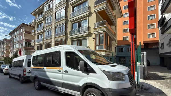 Selvi Özel Eğitim Keçiören-Yeşiltepe şubesinde binası önünde öğrenci servis araçları