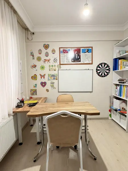 Bireysel eğitim odası: çalışma masası, yazı tahtası ve kitaplık