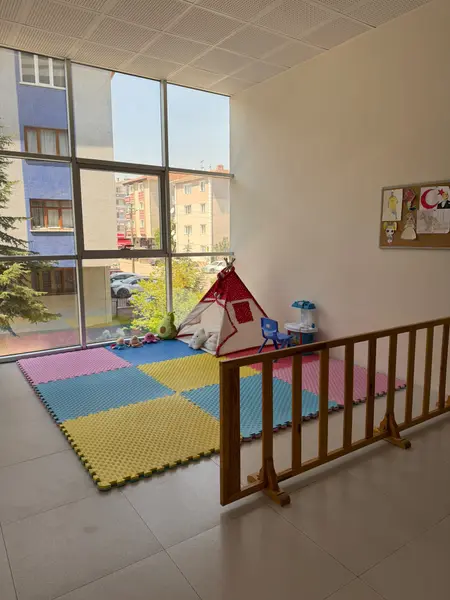 Cam kenarında yumuşak zeminli oyun alanı ve oyun çadırı