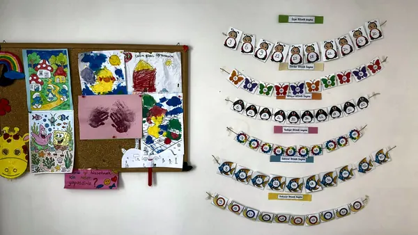 Selvi Özel Eğitim Keçiören-Yeşiltepe şubesinde çocuk resimleri panosu