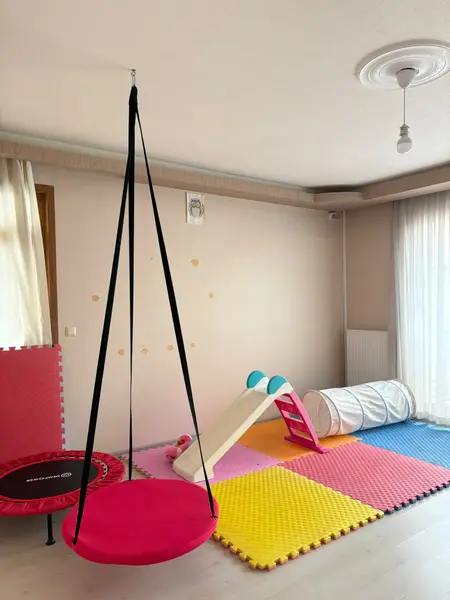 Yuva salıncak, kaydırak ve trambolinli oyun ve duyu odası