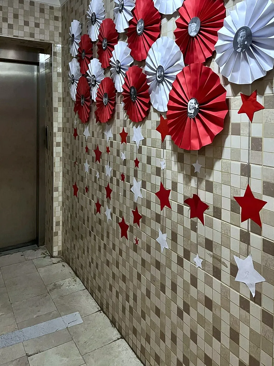 Selvi Özel Eğitim Keçiören-Yeşiltepe şubesinde giriş katı süslemesi