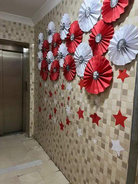 Kurum koridorunda bayram süslemesi