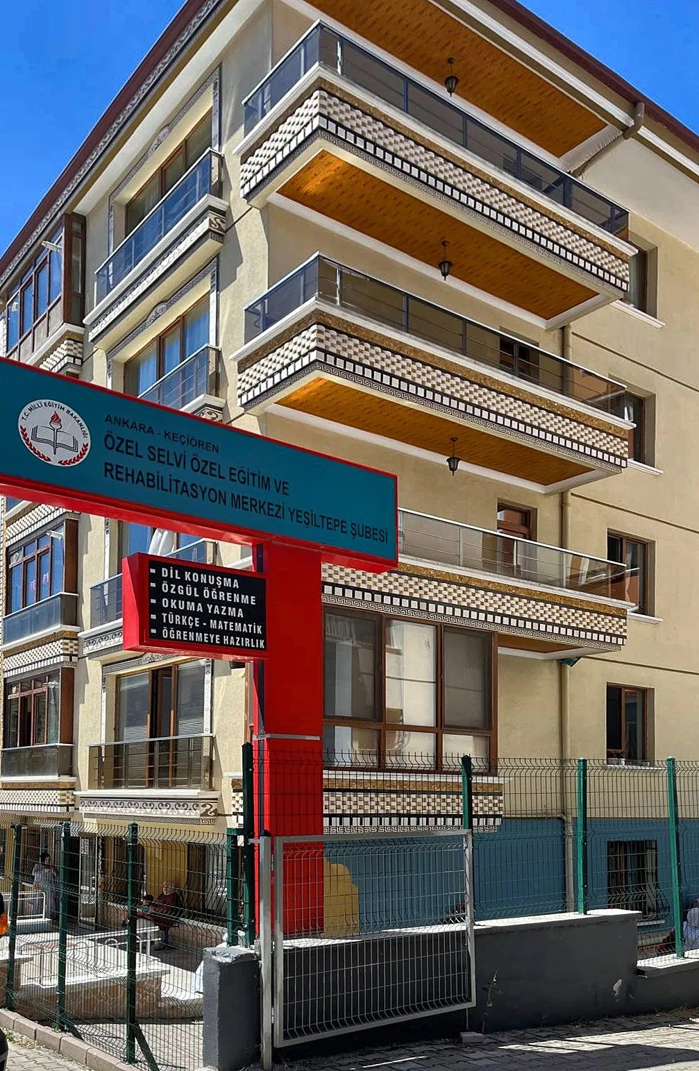Selvi Özel Eğitim Keçiören-Yeşiltepe şubesinde kurum tabelası
