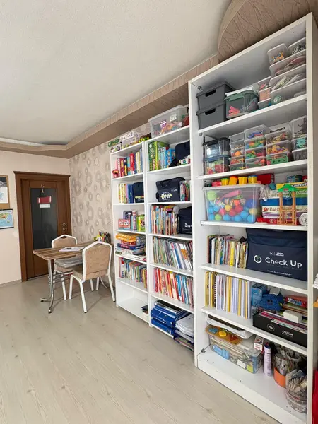 Eğitim materyalleri ve program setleriyle dolu kitaplık