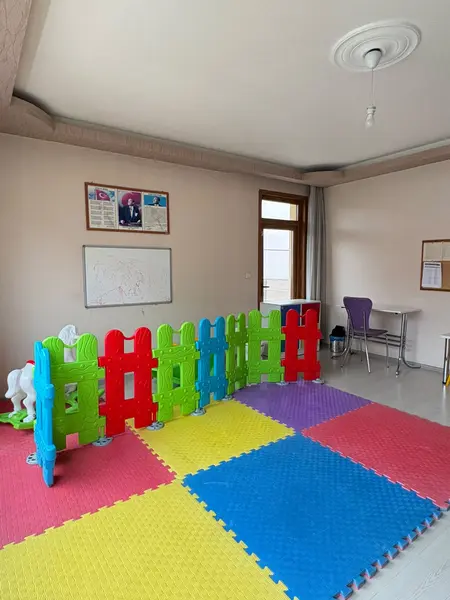 Oyun alanı ve çalışma masası olan eğitim sınıfı