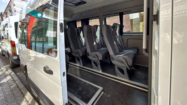 Selvi Özel Eğitim Keçiören-Yeşiltepe şubesinde öğrenci servis aracının içi