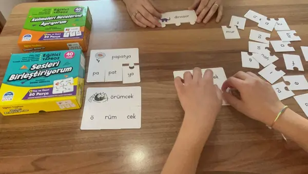 Sesleri birleştirme kartlarıyla okuma çalışması