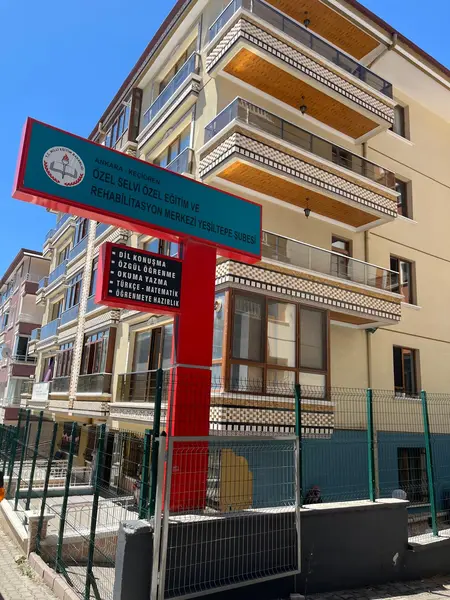 Selvi Özel Eğitim Keçiören-Yeşiltepe şubesinin binası ve MEB tabelası