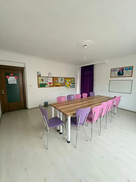 Grup etkinlikleri ve veli görüşmeleri için toplantı masası