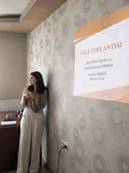 Kurum müdürümüz Keçiören-Yeşiltepe şubesinde veli toplantısında sunum yaparken